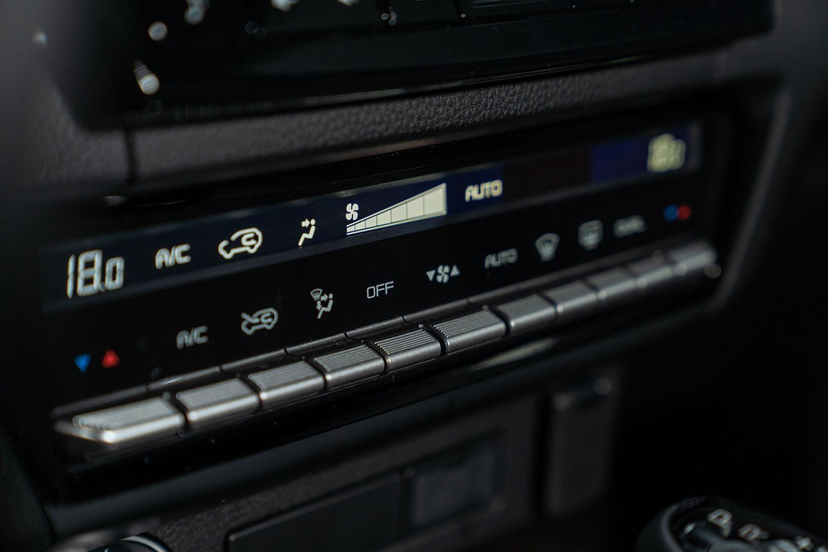 các nút điều khiển xe Mazda BT 50 2021.
